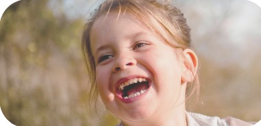 Une enfant qui rit