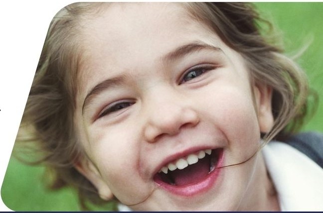 Une enfant qui rit aux éclats
