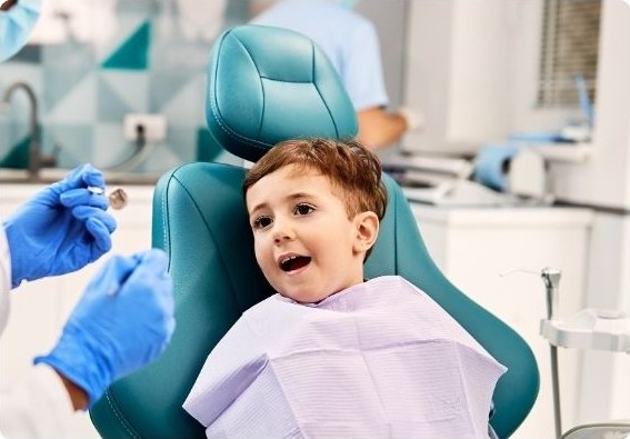 Un enfant installé sur le fauteuil du médecin-dentiste