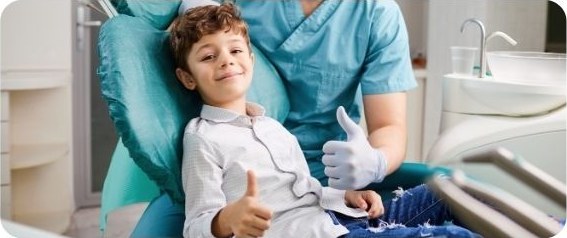 Un enfant content chez le médecin-dentiste