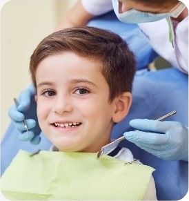 Un enfant souriant chez le médecin-dentiste
